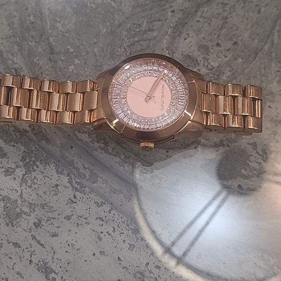 Authentic MICHAEL KORS Runway Crystal Baguette Rose Gold Ladies Watch like new - Picture 12 of 12